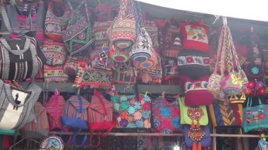 Aguas Calientes pazarındaki Peru el sanatları ve hediyelik eşyaları.