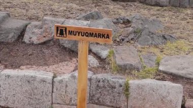 Sacsayhuaman kalesinin içindeki kuleye bir yön işareti. Çevirisi: kule.