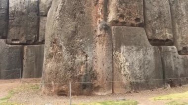 Sacsayhuaman kalesindeki devasa taş duvarların yıkıntıları.