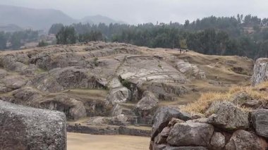 Sacsayhuaman kalesindeki devasa taş duvarların yıkıntıları.