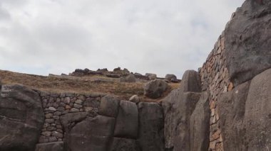 Sacsayhuaman kalesindeki devasa taş duvarların yıkıntıları.
