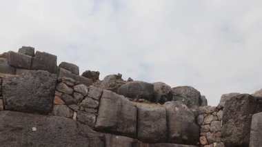 Sacsayhuaman kalesindeki devasa taş duvarların yıkıntıları.