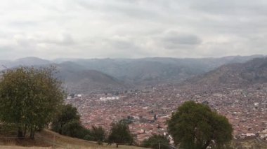 Sacsayhuaman kalesinin bulunduğu tepeden Cusco şehrinin manzarası.
