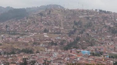 Sacsayhuaman kalesinin bulunduğu tepeden Cusco şehrinin manzarası.