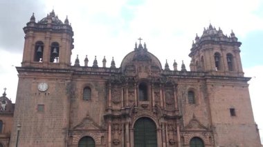 Cusco Katedrali Rönesans, Barok ve Neoklasik mimari tarzların bir karışımını içerir.