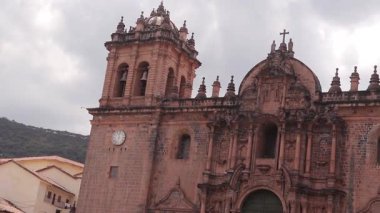 Cusco Katedrali Rönesans, Barok ve Neoklasik mimari tarzların bir karışımını içerir.