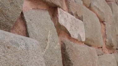 Cusco, Peru, İnka uygarlığı tarafından inşa edilen muhteşem taş duvarlara ev sahipliği yapar.