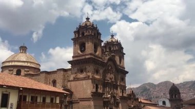 Peru, Cusco 'daki Cizvit Kilisesi Andean Barok mimarisinin dikkate değer bir örneğidir.