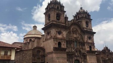 Peru, Cusco 'daki Cizvit Kilisesi Andean Barok mimarisinin dikkate değer bir örneğidir.