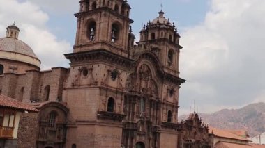 Peru, Cusco 'daki Cizvit Kilisesi Andean Barok mimarisinin dikkate değer bir örneğidir.