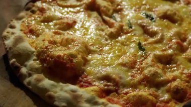 Luang Prabang 'da bir restoranda servis edilen ev yapımı mangal pizzası.