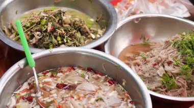 Geleneksel yerel yiyecekler Luang Prabang pazarlarında satılır.