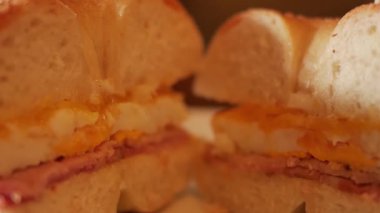 Yumurtalı, pastırmalı ve mayonezli çedar biberli simit, Luang Prabang 'da bir pastanede servis ediliyor.