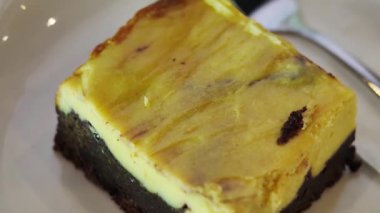 Luang Prabang 'da bir kafede servis edilen cheesecake brownie' ler.