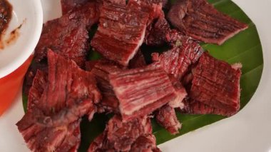 Luang Prabang 'daki bir restoranda muz yapraklı tabakta sunulan kurutulmuş yaban domuzu.