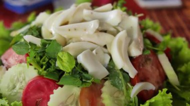 Yumurta beyazı ve mayonez soslu taze su teresi salatası.