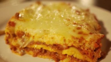 Ev yapımı biftek lazanyası Luang Prabang 'da bir restoranda servis ediliyor.