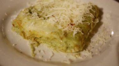 Bol fesleğen soslu kremalı, peynirli lazanya.