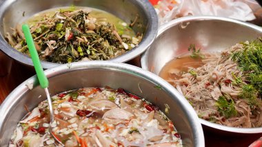 Geleneksel yerel yiyecekler Luang Prabang pazarlarında satılır.