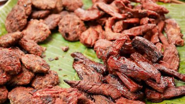 Luang Prabang pazarında güneşte kurutulmuş et satılıyor.