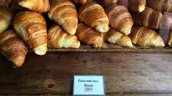 Luang Prabang 'daki yerel bir pastanede Fransız usulü kruvasan sergileniyor. Tercümesi: Tereyağlı kruvasan.