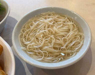 Geleneksel ve ev yapımı meze, Mee Sua çorba ile servis edilir..