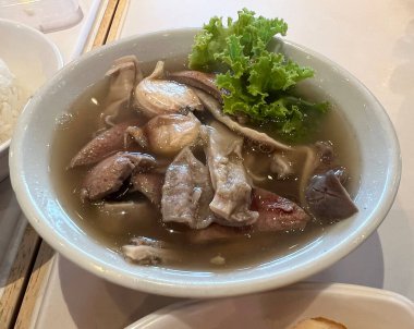 Singapur usulü Bak Kut Teh domuz ciğeri ve domuz çorbası ile