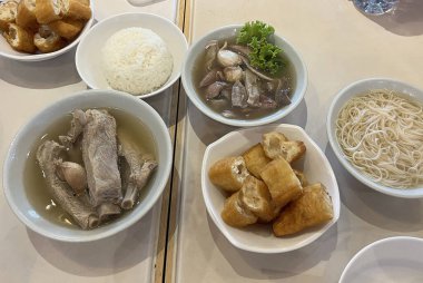 Singapur usulü domuz pirzolası çorbası pilav, mee sua noodle ve hamur tatlısı ile servis edilir.