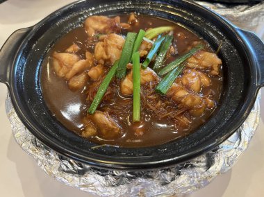 Singapur usulü Kızarmış Tavuk ve Susam Yağı Sosu.