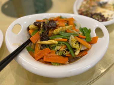 Çin restoranlarında servis edilen karışık mantarlı sebzeler.