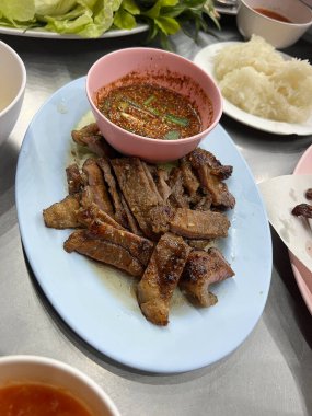 Baharatlı Tayland soslu ızgara domuz boynu.