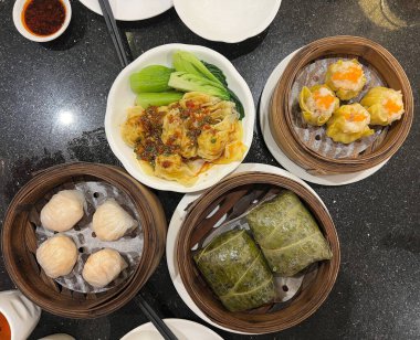 Yemek masası çeşitli Dim Sum yemekleriyle dolu.