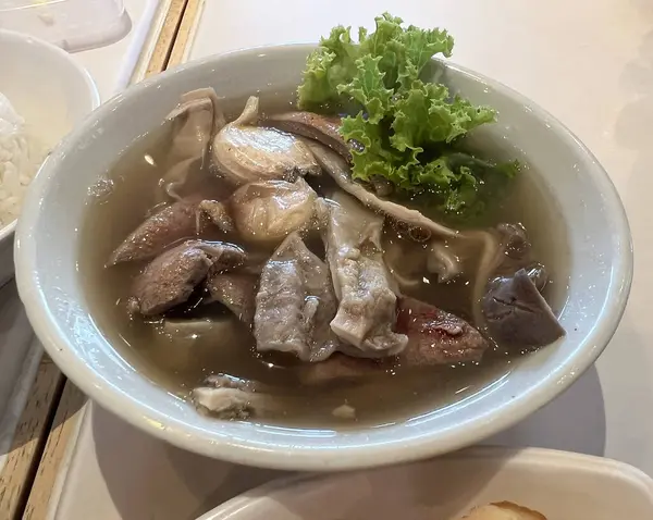 Singapur usulü Bak Kut Teh domuz ciğeri ve domuz çorbası ile