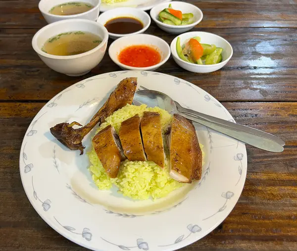 Vietnam usulü Hainese tavuğu. Çorba, sebze turşusu ve sos ile servis edilir.