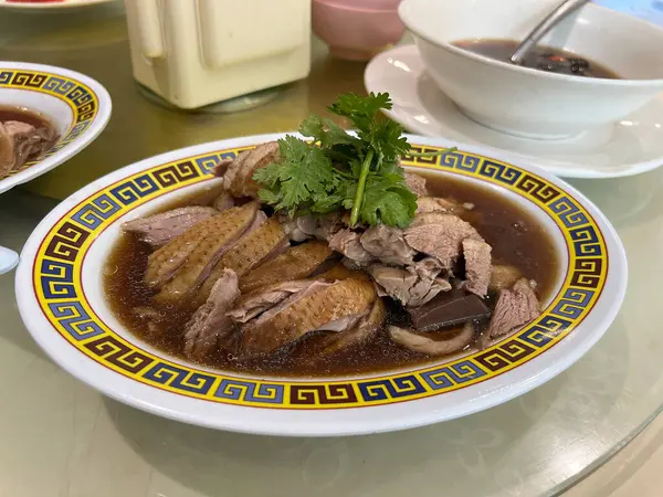 Çin bitkisel çorbasında kaz yavaş pişiyor.