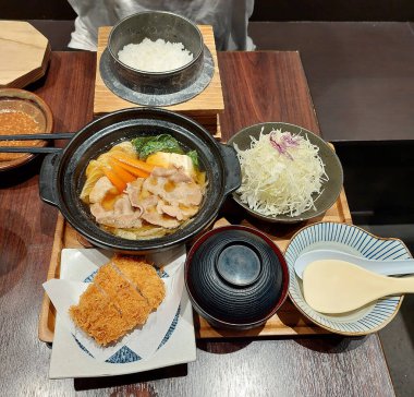 Dilimlenmiş domuz eti, Nabe, sukiyaki çorbası ve domuz filetosu Tonkatsu.