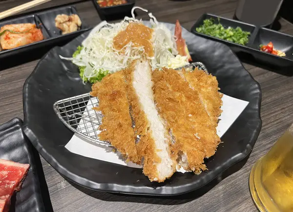 Japon usulü ekmek ve kızarmış domuz pirzolası.