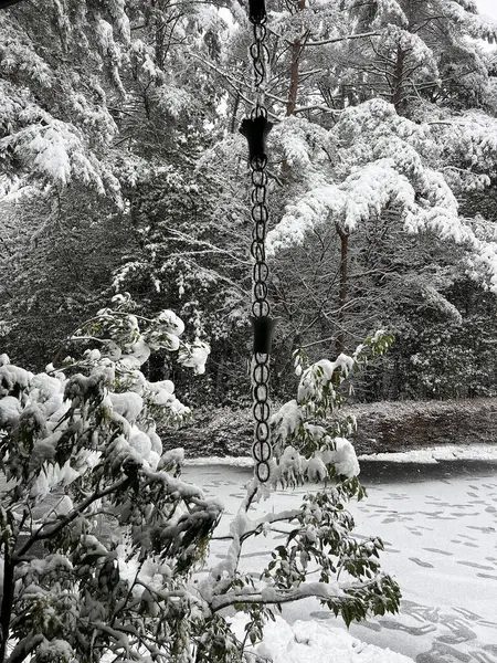 Dairesel halkalardan yapılmış bir Japon tarzı yağmur zinciri. Yıkımlara karşı dekoratif ama işlevsel bir alternatif olarak kullanılır.