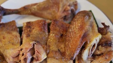 Tayland restoranında servis edilen dilimlenmiş tavuk.