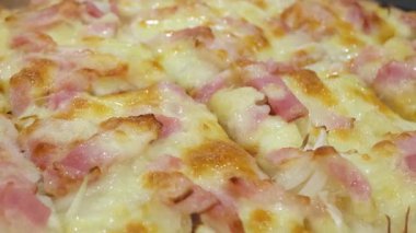 Yakın plan jambon ve erimiş peynir, kızarmış Macar ekmeğinde servis edilir.