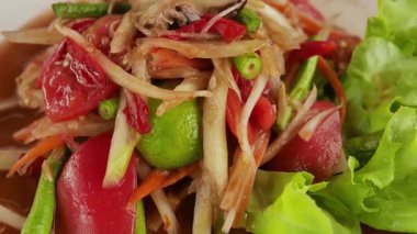 Tayland usulü baharatlı yeşil papaya salatası.