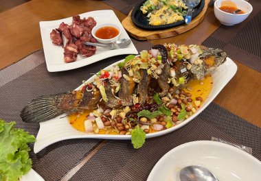 Tayland usulü baharatlı baharat soslu yılan başlı balık.