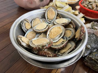 Taze deniz kulağı, yarı yarıya ve pişirmeye hazır.