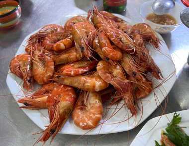 Yemek masasında servis edilen ev yapımı tuzlu karides.