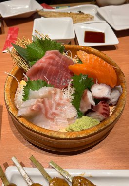 Taze somon, ton balığı, balık ve ahtapot içeren saşimi seçimi.