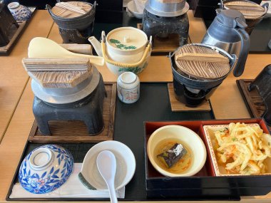 Geleneksel bir Japon yemek seti kaplanmış bir bento kutusunda güzelce servis edilir. 