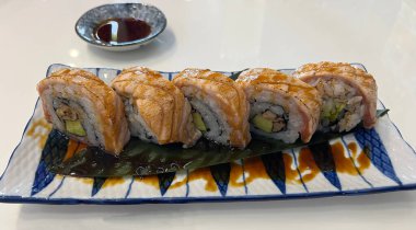 Somon foie gras avokado ile rulo, ve baharatlı teriyaki sos