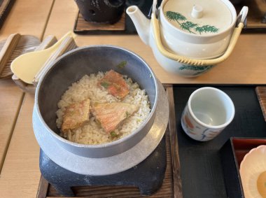 Geleneksel Japon demir tenceresinde pişirilmiş somon pilavı.