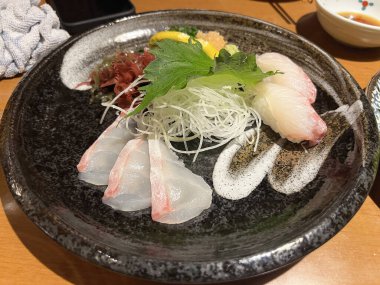 Suşi ve sashimi karışımı.