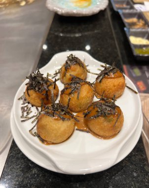 Yemek masasında ev yapımı Japon tarzı ahtapot topları.